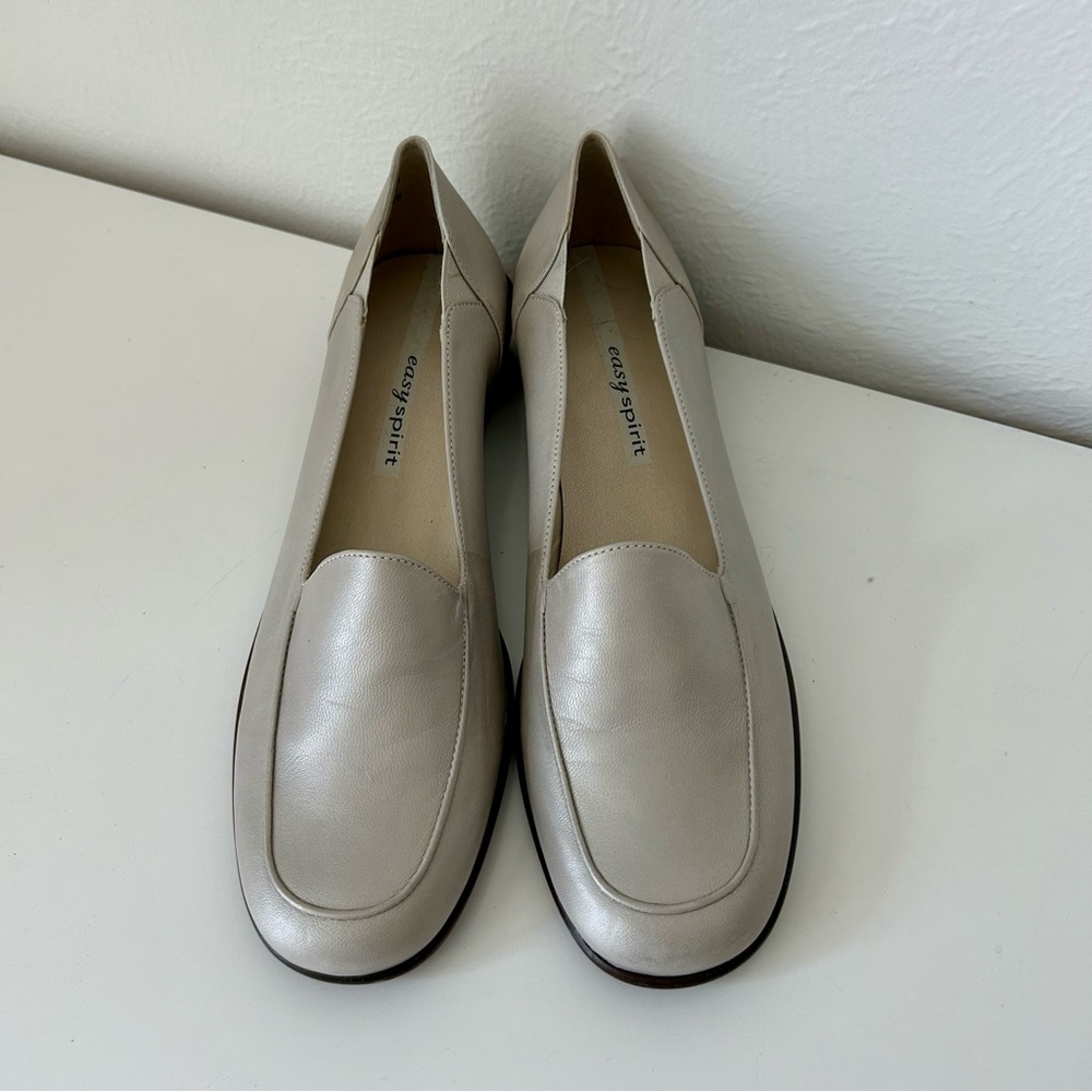NWOT - Silver, Leather Flats Loafers Easy Spirit, women’s size 8.5 A (narrow) - Picture 2 of 8